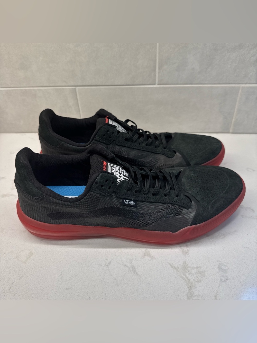 Vans men’s low rise black red sneakers 10.5